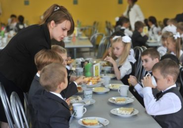 Дробление без аппетита. Суд обязал поставщика школьного питания вернуть 15,5 млн рублей по госконтрактам