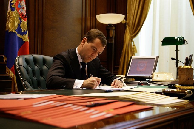Медведев подписал распоряжение Правительства об осуществлении закупок Управлением делами Президента в 2020 году