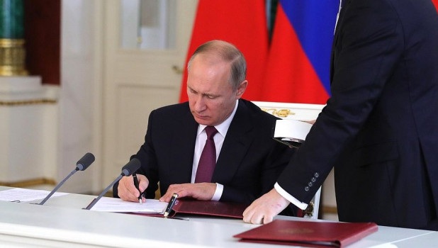 Путин подписал закон о праве зачислять в бюджет Пенсионного фонда РФ конфискованные средства коррупционеров