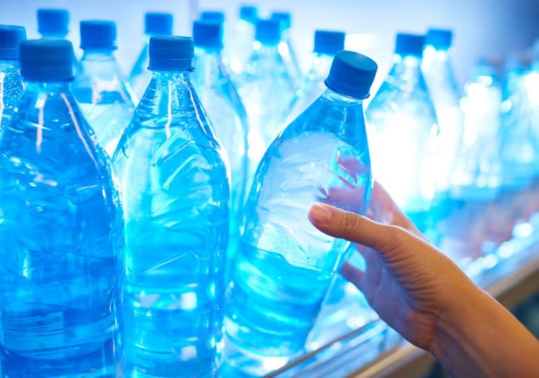 Роскачество выявило признаки фальсификата у четверти образцов упакованной питьевой воды