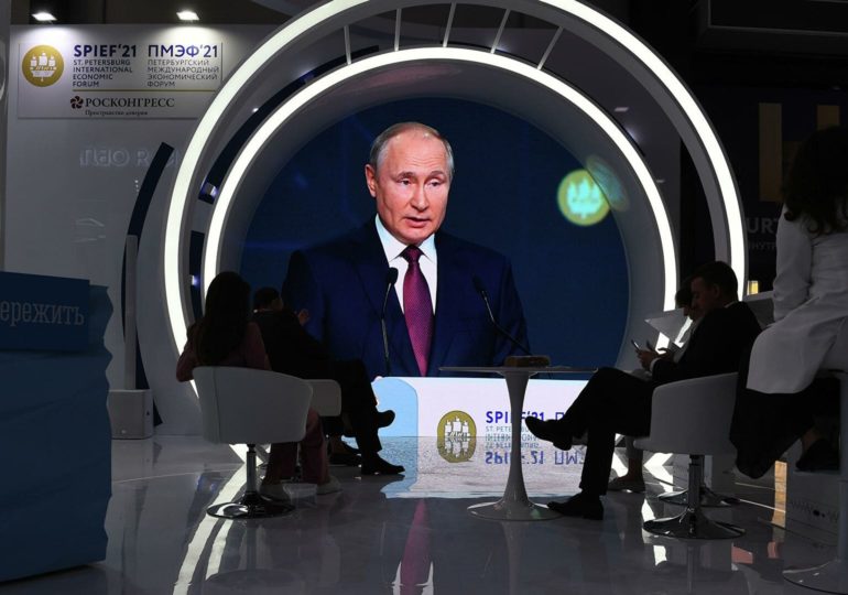 Путин: Малый бизнес в России должен быть освобожден от избыточного антимонопольного контроля